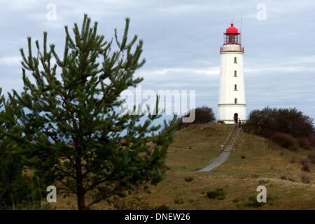 Kloster, Deutschland. 24. Dezember 2013. Ein schmucklose Fell Baum wächst vor dem 28 Meter hohen Leuchtturm auf der Dornbosch auf der Ostsee Insel Hiddensee nahe dem Dorf Kloster, Deutschland, 24. Dezember 2013. Foto: PETER ENDIG/Dpa/Alamy Live News Stockfoto