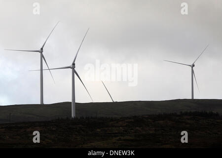 Largs, North Ayrshire, Schottland, Großbritannien, Dienstag, 24th. Dezember 2013. Die Gale Force Winde, mit Böen bis zu 90 mph für Heiligabend prognostiziert, schien eine negative Wirkung auf diese Windkraftanlagen zwischen Largs und Kilbirnie haben, da sie stationär waren Stockfoto