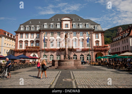 der Marktplatz mit Rathaus und Herkules-Brunnen in Heidelberg, Baden-Württemberg, Deutschland Stockfoto
