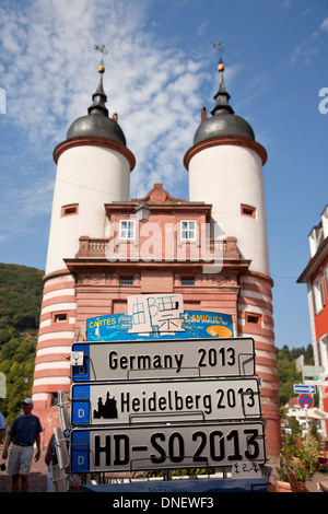 Alte Brücke Tor und Souvenir-Kfz-Kennzeichen in Heidelberg, Baden-Württemberg, Deutschland Stockfoto