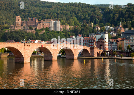 Das Heidelberger Schloss, die alte Brücke und Neckar Fluss in Heidelberg, Baden-Württemberg, Deutschland Stockfoto