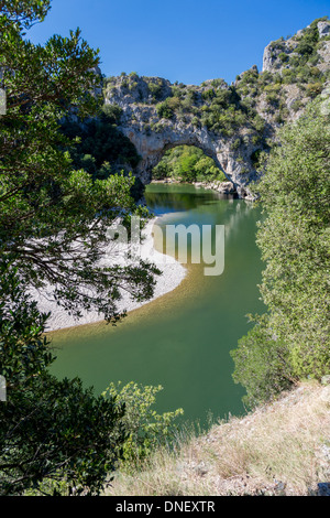 Fluss Ardèche, Frankreich, Europa. Die berühmte Pont d ' Arc über den schönen mäandernden Fluss. Stockfoto