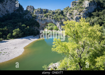 Fluss Ardèche, Frankreich, Europa. Die berühmte Pont d ' Arc über den schönen mäandernden Fluss. Stockfoto