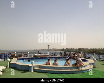 Touristen im Pool an Deck Nil Kreuzfahrt Ägypten (zwischen Assuan & Luxor) Stockfoto