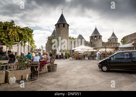 Carcassonne. Frankreich, Europa. Touristen in den Cafés und Restaurants in der alten Platz Place Saint Jean. Stockfoto