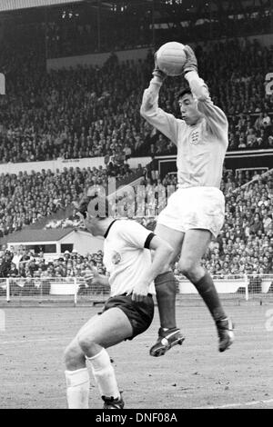 30.07.1966 Wembley Stadium, London England. Welt-Cup-Finale 1966 England gegen Deutschland, endete mit 4:2. Torhüter Gordon Banks (England) blockt den Schuß vom Kreuz Stockfoto