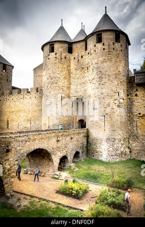 Carcassonne. Frankreich, Europa. Schöne alte Stein befestigten Mauern der mittelalterlichen Stadt Burg. Stockfoto