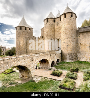 Carcassonne. Frankreich, Europa. Schöne alte Stein befestigten Mauern der mittelalterlichen Stadt Burg. Stockfoto