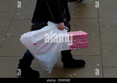 Wimbledon London, UK. 24. Dezember 2013. Shopper Eile, um ihre Last-Minute-Weihnachtsgeschenke in einer der belebtesten Einkaufstage des Jahres Credit: Amer Ghazzal/Alamy Live-Nachrichten Stockfoto