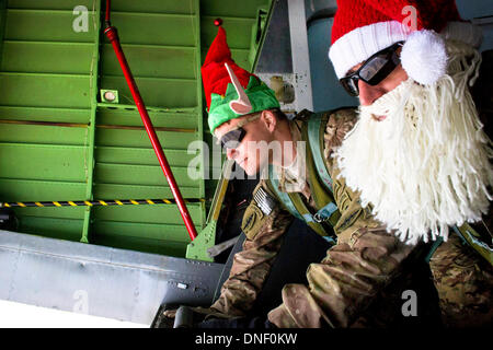 US Army Sonderbetrieb Soldaten in Weihnachten Kostüme Afghanistan Landschaft vom Heck des Flugzeuges sehen Sie gekleidet nach Abgabe der Pakete mit Care-Paketen, Weihnachtsstrümpfe und e-Mails an ein remote Basis 24. Dezember 2013 in Parwan Provinz, Afghanistan stationierten Soldaten. Stockfoto