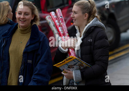 Wimbledon London, UK. 24. Dezember 2013. Shopper Eile, um ihre Last-Minute-Weihnachtsgeschenke in einer der belebtesten Einkaufstage des Jahres Credit: Amer Ghazzal/Alamy Live-Nachrichten Stockfoto
