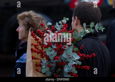 Wimbledon London, UK. 24. Dezember 2013. Shopper Eile, um ihre Last-Minute-Weihnachtsgeschenke in einer der belebtesten Einkaufstage des Jahres Credit: Amer Ghazzal/Alamy Live-Nachrichten Stockfoto