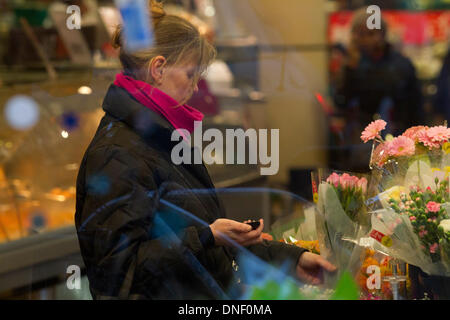 Wimbledon London, UK. 24. Dezember 2013. Shopper Eile, um ihre Last-Minute-Weihnachtsgeschenke in einer der belebtesten Einkaufstage des Jahres Credit: Amer Ghazzal/Alamy Live-Nachrichten Stockfoto
