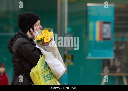 Wimbledon London, UK. 24. Dezember 2013. Shopper Eile, um ihre Last-Minute-Weihnachtsgeschenke in einer der belebtesten Einkaufstage des Jahres Credit: Amer Ghazzal/Alamy Live-Nachrichten Stockfoto