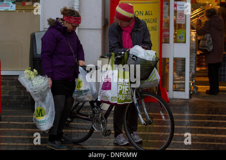Wimbledon London, UK. 24. Dezember 2013. Shopper Eile, um ihre Last-Minute-Weihnachtsgeschenke in einer der belebtesten Einkaufstage des Jahres Credit: Amer Ghazzal/Alamy Live-Nachrichten Stockfoto