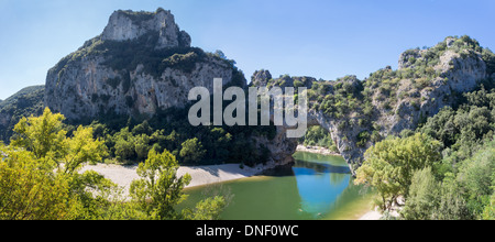 Fluss Ardèche, Frankreich, Europa. Die berühmte Pont d ' Arc über den schönen mäandernden Fluss. Stockfoto