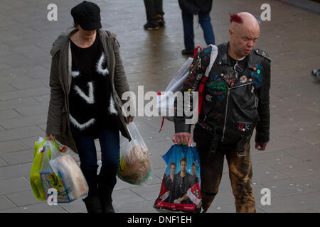 Wimbledon London, UK. 24. Dezember 2013. Shopper Eile, um ihre Last-Minute-Weihnachtsgeschenke in einer der belebtesten Einkaufstage des Jahres Credit: Amer Ghazzal/Alamy Live-Nachrichten Stockfoto