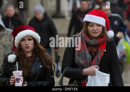 Wimbledon London, Großbritannien. Dezember 2013. Weihnachtskäufer mit weihnachtsmützen eilen an einem der geschäftigsten Einkaufstage des Jahres, um ihre Last-Minute-Weihnachtsgeschenke zu erhalten.Quelle: amer ghazzal/Alamy Live News Stockfoto