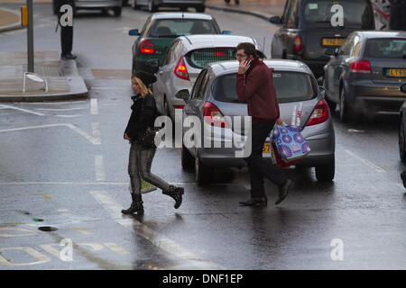 Wimbledon London, UK. 24. Dezember 2013. Shopper Eile, um ihre Last-Minute-Weihnachtsgeschenke in einer der belebtesten Einkaufstage des Jahres Credit: Amer Ghazzal/Alamy Live-Nachrichten Stockfoto