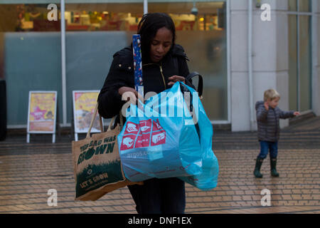Wimbledon London, UK. 24. Dezember 2013. Shopper Eile, um ihre Last-Minute-Weihnachtsgeschenke in einer der belebtesten Einkaufstage des Jahres Credit: Amer Ghazzal/Alamy Live-Nachrichten Stockfoto