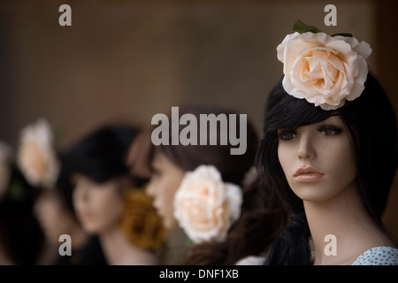 Frauen Schaufensterpuppen mit Flamenco-Kleider schmücken einen Shop in El Rocio, Almonte, Huelva Provinz, Andalusien, Spanien Stockfoto