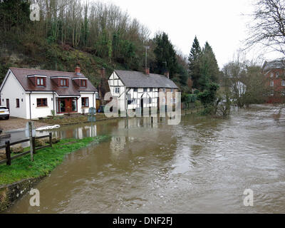 Eashing, Surrey, UK. 24. Dezember 2013. Überflutung der Fluss Wey in Eashing in der Nähe von Godalming in Surrey. Sturm zwingen Wind und Schlagregen große Teile des südlichen England in den frühen Morgenstunden von Heiligabend verlassen, großflächigen Überschwemmungen und Powercuts getroffen. Bildnachweis: James Jagger/Alamy Live News Stockfoto