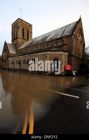 Guildford, Surrey, UK 24. Dezember 2013. Steigende Flutwasser aus dem Fluss Wey in St Nicolas Church in Millmead Guildford, verursacht durch starken Regen fallen. Bildnachweis: Bruce McGowan/Alamy Live-Nachrichten Stockfoto