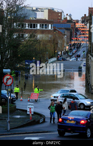 Guildford, Surrey, UK 24. Dezember 2013. Geschlossene Straße bei Millmead aufgrund der steigenden Flutwasser aus dem Fluss Wey, blockiert ein Fußgängerweg, Guildford High Street im Hintergrund. Polizei stoppen Verkehr und die Öffentlichkeit von dem Wasser nähern. Die Überschwemmung ist durch starke Regenfälle in den letzten 24 Stunden entstanden. Bildnachweis: Bruce McGowan/Alamy Live-Nachrichten Stockfoto