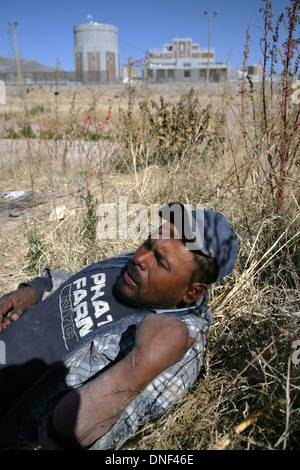 Heroinabhängige schießen auf das trockene Flussbett des Rio Grande River mit der US-Grenze im Hintergrund 16. Januar 2009 in Juarez, Mexiko. Eine laufende Drogenkrieg zwischen Kartelle um die Kontrolle über die Routen des Drogenhandels in den US getötet 1600 Menschen in Juarez letztes Jahr und bereits 40 seit dem Beginn des neuen Jahres machen die Stadt zu den heftigsten in Mexiko. Stockfoto