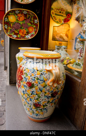 Italien, Orvieto. Traditionelle italienische Keramik zum Verkauf in den engen Gassen von Orvieto. Stockfoto