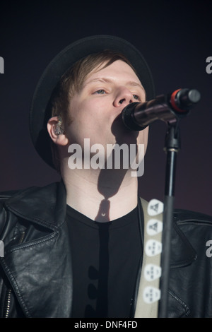 Cimorelli, Emblem3, Fall Out Boy, Panic at the Disco und Kalin und Myles Höchstleistungen Jingle Ball 2013 Stockfoto