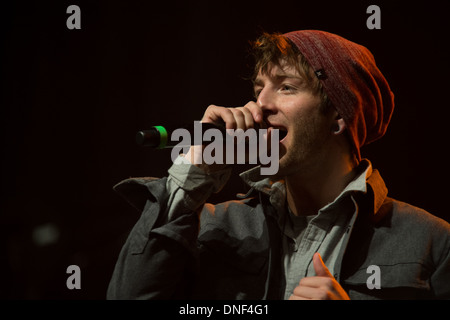 Drew Chadwick von Emblem3 führt in Supprt 107,9 The End 2013 Jingle Ball am Sacramento Memorial Auditorim in Sacramento Stockfoto