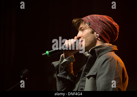 Drew Chadwick von Emblem3 führt in Supprt 107,9 The End 2013 Jingle Ball am Sacramento Memorial Auditorim in Sacramento Stockfoto