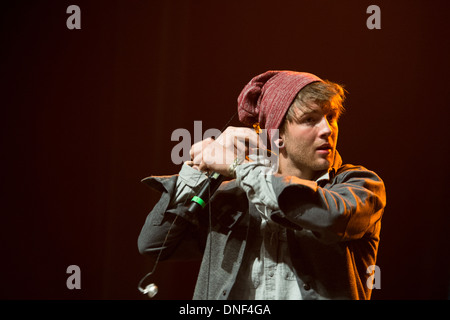 Drew Chadwick von Emblem3 führt in Supprt 107,9 The End 2013 Jingle Ball am Sacramento Memorial Auditorim im Sakrament Stockfoto