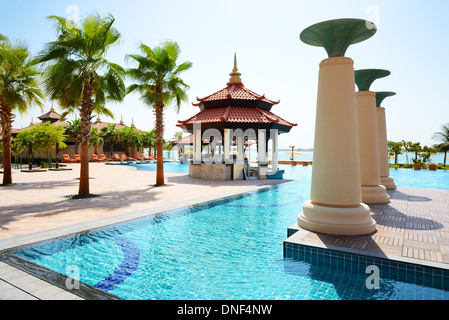 Das Schwimmbad in der Nähe von Strand im Thai-Stil-Hotel auf der künstlichen Insel Palm Jumeirah, Dubai, Vereinigte Arabische Emirate Stockfoto