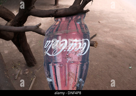 Ein Zeichen in der Form einer klassischen Coca Cola-Flasche in einem abgelegenen Dorf Tansania Ostafrika Stockfoto