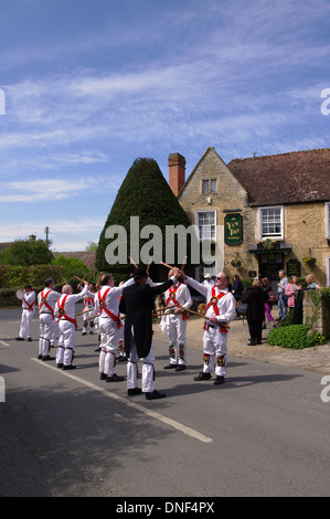 Alcester White Hart Morris Männer tanzen an der Eibe, Conderton Stockfoto