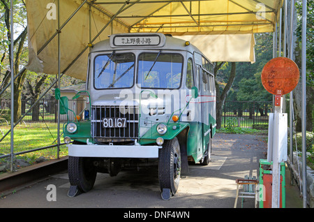 Alten altmodischen Bus Isuzu Typ TSD43 im Edo-Tokyo Open Air Architectural Museum Stockfoto