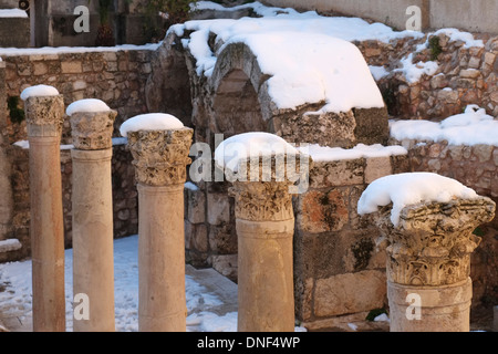 Der Schnee bleibt der Byzantinischen Cardo, von Kaiser Justinian im 6. Jahrhundert im jüdischen Viertel in der Altstadt Ost Jerusalem Israel gebaut Stockfoto