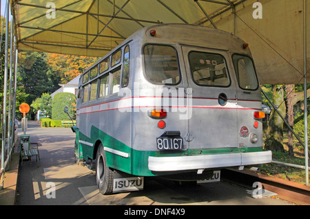 Alten altmodischen Bus Isuzu Typ TSD43 im Edo-Tokyo Open Air Architectural Museum Stockfoto