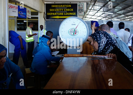 Check-in-Schalter am Abeid Amani Karume International Airport der Hauptflughafen im Sansibar-Archipel auf der Insel Unguja südlich von Sansibar City, der Hauptstadt von Sansibar, einem halbautonomen Teil Tansanias, in Ostafrika Stockfoto