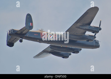 Lancaster-Bomber des zweiten Weltkriegs Ansicht von Unterseite gegen Himmel - Teil des BBMF - Battle of Britain Memorial Flight Display in Eastbourne Stockfoto