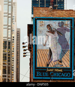 Großes Wandbild an der Seite eines Gebäudes, die Werbung des Blue Chicago Blues Clubs. Stockfoto