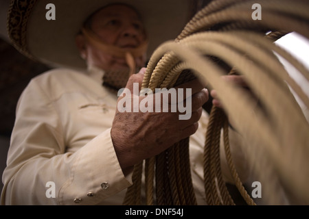 Ein Charro hält ein Lasso während einer Charrería Rodeo-Veranstaltung in Mexico City, Mexiko. Stockfoto