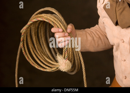 Ein Charro hält ein Lasso während einer Charrería Rodeo-Veranstaltung in Mexico City, Mexiko. Stockfoto