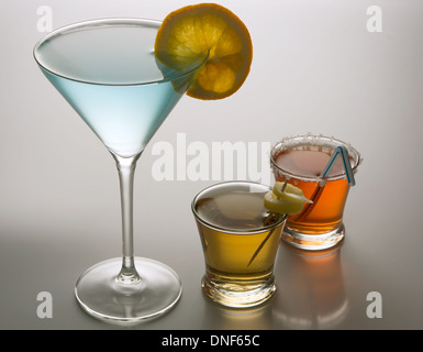 Drei bunte Cocktails-Gläser mit Zitrusfrüchten Pfändung Stockfoto
