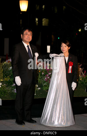 Tokyo, Japan - The Chairman Nakamura (L, R) und der London Olympia-Silbermedaillengewinner für Gewichtheben, Hiromi Miyake bei der Eröffnungsfeier des Tokyo Michiterasu 2013 vor Tokyo Station am 24. Dezember 2013. Die Beleuchtung der in diesem Jahr präsentiert die leichten Räder auf Stadtbahn und die leichten Zug-Fenster. Die Veranstaltung beginnt ab dem 24. Dezember bis 29. bei nahe Tokyo Station. Bildnachweis: Rodrigo Reyes Marin/AFLO/Alamy Live-Nachrichten Stockfoto