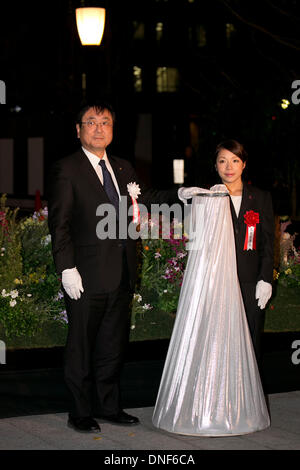 Tokyo, Japan - The Chairman Nakamura (L, R) und der London Olympia-Silbermedaillengewinner für Gewichtheben, Hiromi Miyake bei der Eröffnungsfeier des Tokyo Michiterasu 2013 vor Tokyo Station am 24. Dezember 2013. Die Beleuchtung der in diesem Jahr präsentiert die leichten Räder auf Stadtbahn und die leichten Zug-Fenster. Die Veranstaltung beginnt ab dem 24. Dezember bis 29. bei nahe Tokyo Station. Bildnachweis: Rodrigo Reyes Marin/AFLO/Alamy Live-Nachrichten Stockfoto