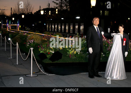 Tokyo, Japan - The Chairman Nakamura (L, R) und der London Olympia-Silbermedaillengewinner für Gewichtheben, Hiromi Miyake bei der Eröffnungsfeier des Tokyo Michiterasu 2013 vor Tokyo Station am 24. Dezember 2013. Die Beleuchtung der in diesem Jahr präsentiert die leichten Räder auf Stadtbahn und die leichten Zug-Fenster. Die Veranstaltung beginnt ab dem 24. Dezember bis 29. bei nahe Tokyo Station. Bildnachweis: Rodrigo Reyes Marin/AFLO/Alamy Live-Nachrichten Stockfoto