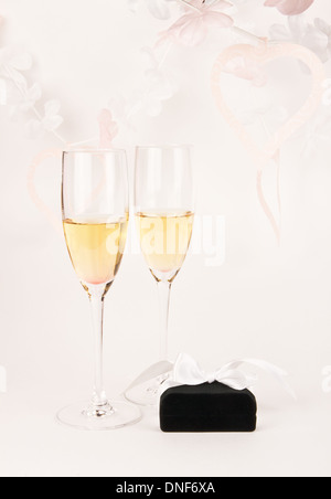 Sektgläser und Ringe in Geschenkbox Stockfoto